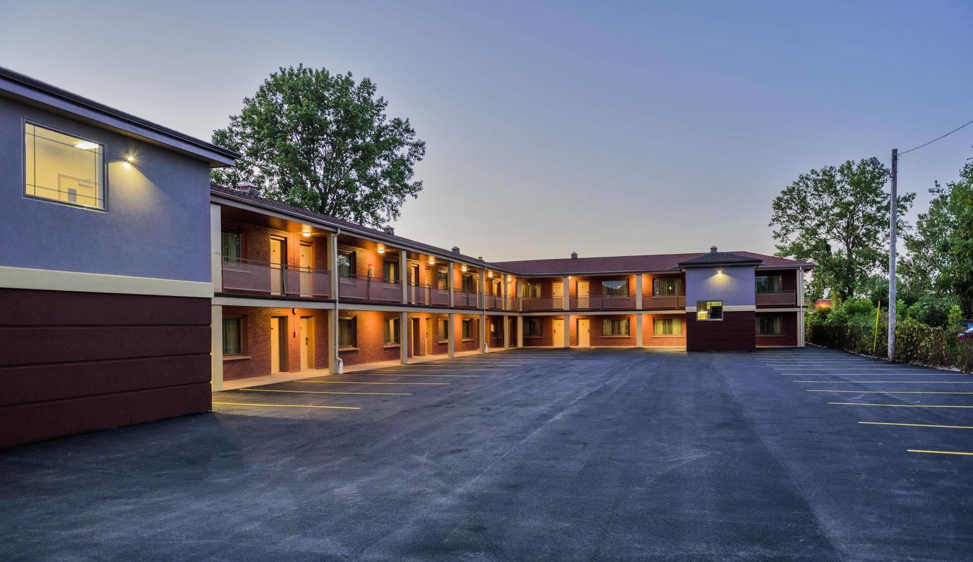 Aarya Hotel By Niagara Fashion Outlets Ниагарски водопад Екстериор снимка