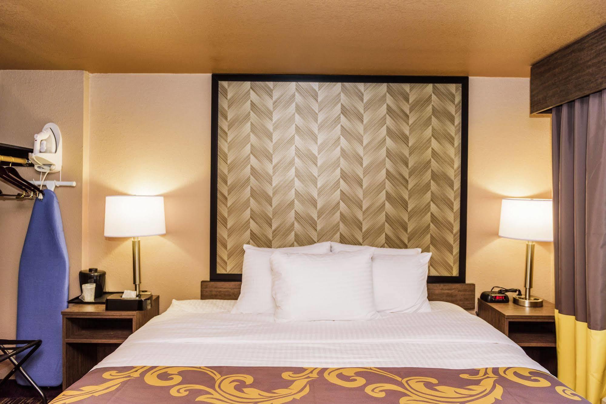 Aarya Hotel By Niagara Fashion Outlets Ниагарски водопад Екстериор снимка